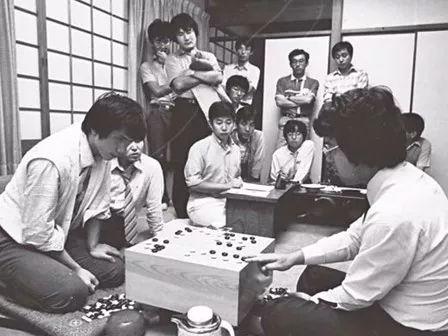 1985年，第41期本因坊战最终预选决赛（图片来自日本棋院）