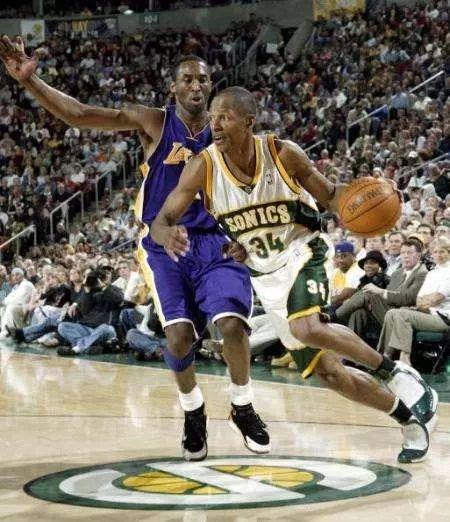 NBA战报太阳大胜湖人詹眉组合缺阵紫金军团溃败收场