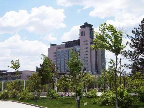 我选了文科,2年半之后,我考上了吉林大学商学院.