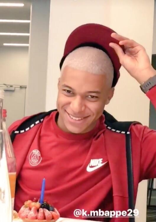 在19岁生日这天,姆巴佩染了白色的头发