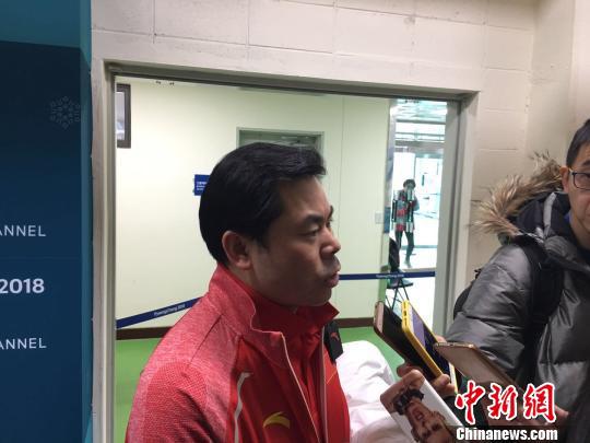 中国队主教练谭伟东赛后接受采访。 卢岩 摄