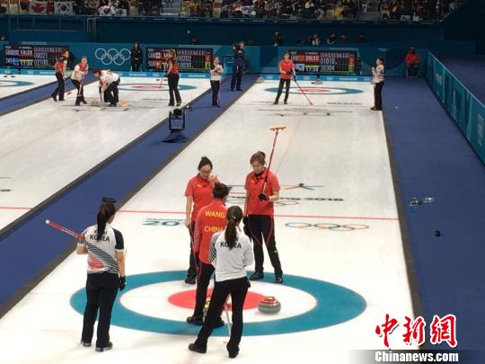 中国冰壶女队负韩国，主帅：出线难度增加机会尚存。
