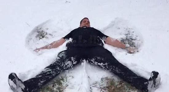 躺在雪地里的警察