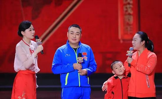 刘国梁参加《奔跑吧，新时代——2018体育嘉年华》。