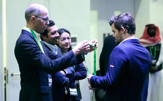 国象超快棋世锦赛首日:卡尔亚金和克拉姆林领跑 国象超快棋世锦赛首日:卡尔亚金和克拉姆林领跑