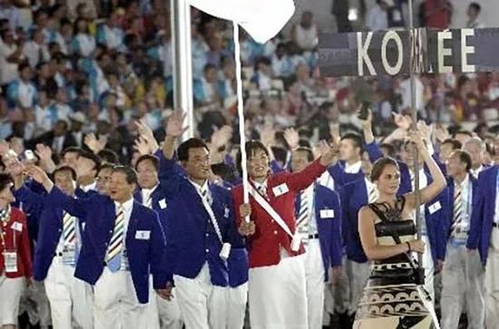 2004年雅典奥运开幕入场式:韩国朝鲜携手入场。