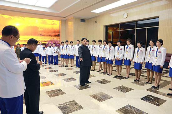 2014年10月19日,金正恩会见了仁川亚运会和近期世界锦标赛金牌得主。视觉中国 资料图