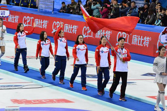 全新的中国冰壶女队