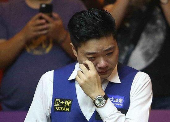 丁俊晖在2016年上海大师赛上落泪。