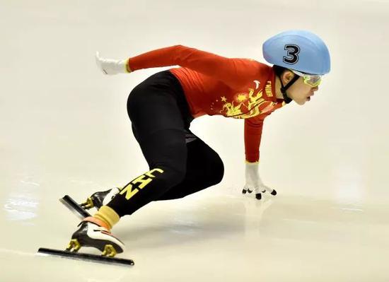 我国短道速滑名将范可新曾在2011年滑出过47公里/小时的时速,这一时速