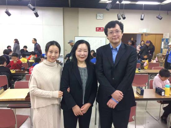王香如,胡煜清,梅艳3位老师合影留念