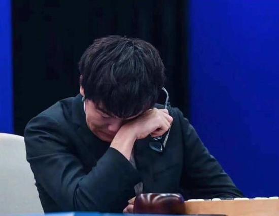 柯洁负于AlphaGo后落泪。