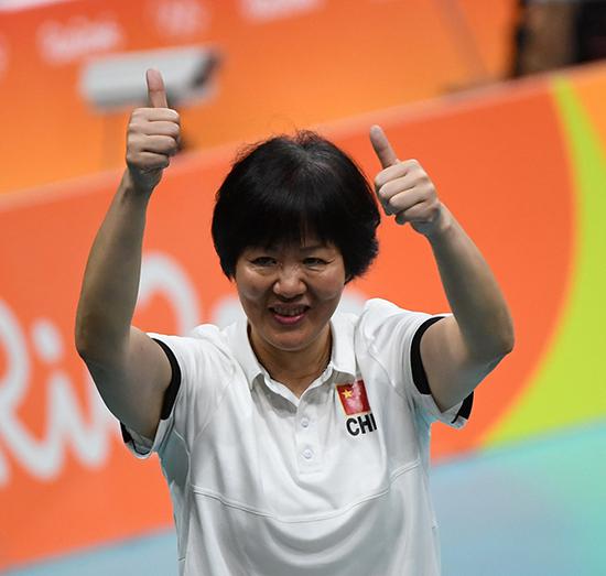 郎平比出大拇指