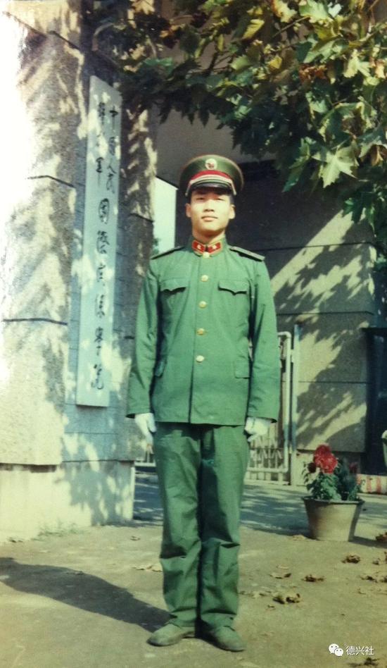 1987年踏入军校之日穿上军装,在学校门口留影.那一年,我18岁.