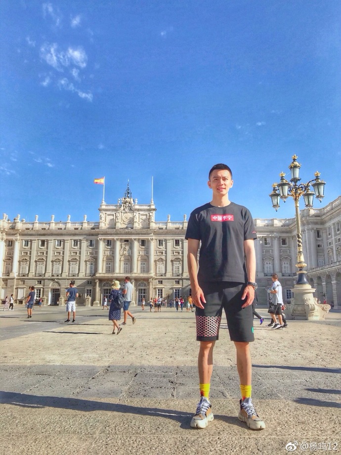 杨鸣晒帅照与全队同游手机丢了其他都完美