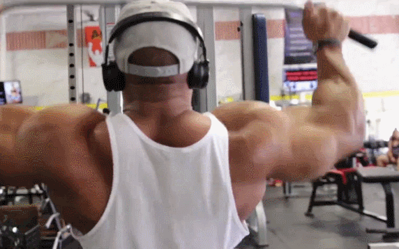 从上一个动作换到颈前下拉，最后一个练习是在同个位置，所以你不用再换位置。