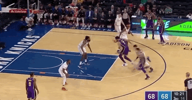 詹姆斯突破上空篮拿到第三节的个人第一分。