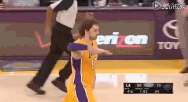 湖人“基石”萨克雷，去开挖掘机了...