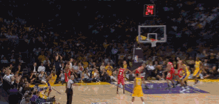 科比的后仰跳投并非简单的投篮，他在出手之前会采取大量变幻莫测的假动作，让对手防不胜防。