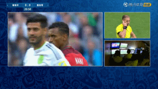 现场球员等待判罚结果。