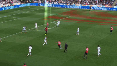 曼联由快攻变为阵地战时，右边后卫瓦伦西亚应该利用好的区域