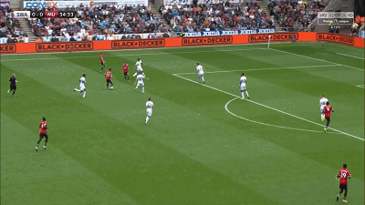 马塔左边路传中，中间就卢卡库一人，且球还传高了