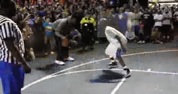 小牛队球星诺埃尔，在街头单挑中可以轻松的胯下运球、背后运球加变向。