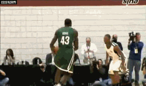 帕金斯被球迷调侃为“二胖”，虽然在NBA运球的机会很少，但在其他联盟的比赛上，帕金斯却可以这样花式运球突破。