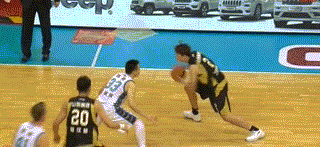 FIBA新规则放开了行进间对中枢脚的限制，丁彦雨航这个上篮不再是走步违例。