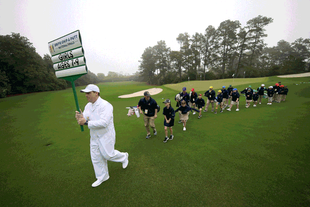 国际青少年高尔夫运动，也鼓励家长为孩子背包