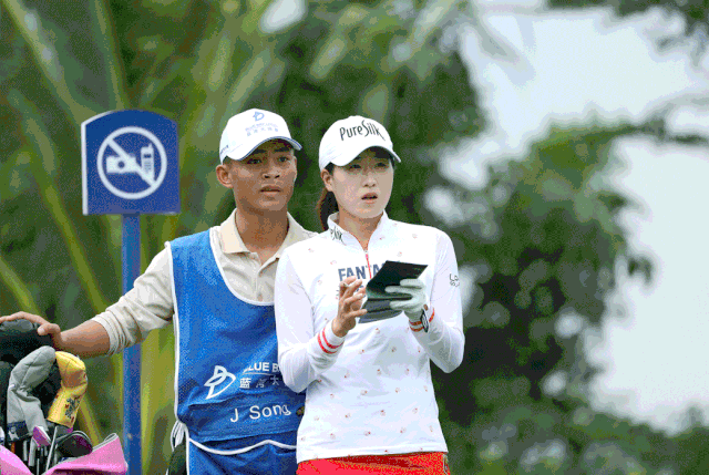 在蓝湾大师赛提供服务的球童