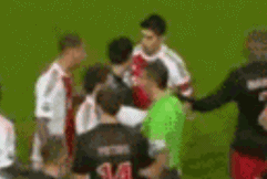 似曾相识？南美联赛惊现啃咬对手头部暴行