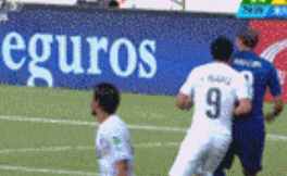 似曾相识？南美联赛惊现啃咬对手头部暴行