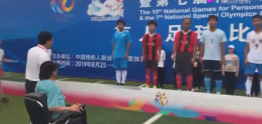 张博（右一）与其他四位运动员一同在赛场边庆祝生日。