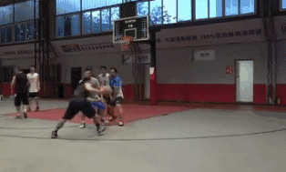 转身后仰勾手，难度系数5星