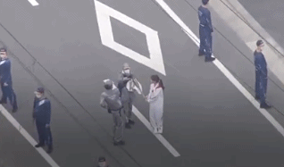 工作人员点燃熄灭的东京奥运圣火