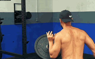 采用单手，利用肩膀，上肢快速向上推起，让杠铃下落到肩膀侧方！
