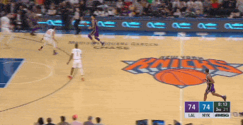 乔纳森-威廉姆斯打成2+1，让湖人扩大领先优势。