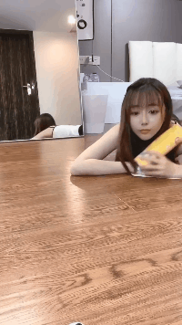 和男人牵手,拍照!尼克杨:那性感的嘴唇……