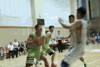 再高的内线也挡不住硬气的谷晨旭
