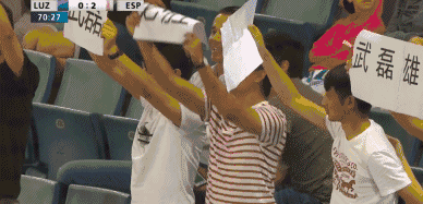 现场中国球迷为武磊加油。