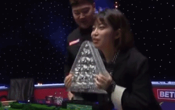 顏丙濤與女友一同舉起獎盃