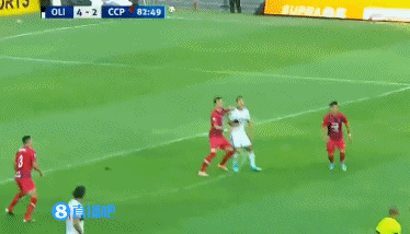 似曾相识？南美联赛惊现啃咬对手头部暴行