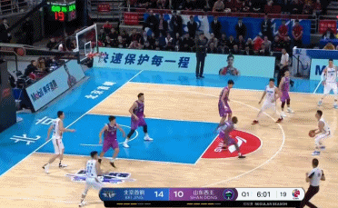 林书豪比赛中命中三分球