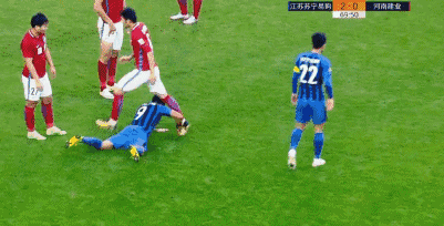 顾操故意从埃德尔身上跨过，还附有踩踏动作