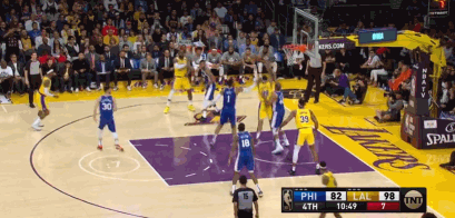 黑色90秒！詹姆斯被他拉下水！湖人还不会用他