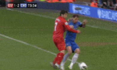 似曾相识？南美联赛惊现啃咬对手头部暴行