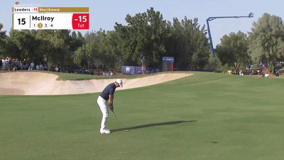 麦克罗伊15号洞击球撞旗进沙坑