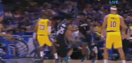 打起来了，爆发冲突，霍华德遭四人围剿！