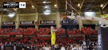 湖人“基石”萨克雷，去开挖掘机了...